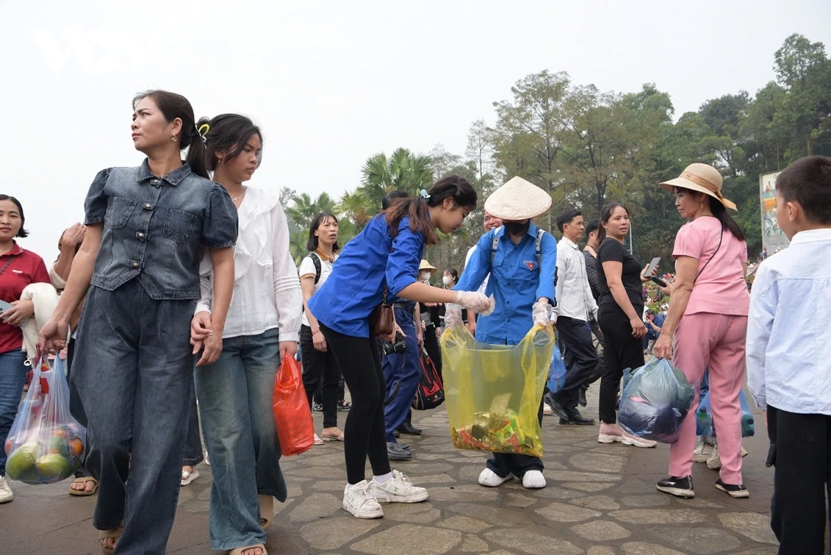 Members of the Phu Tho Provincial Youth Union have volunteered to collect trash and assist visitors at the Hung Kings Temple Relic Complex.