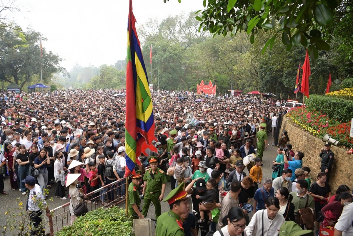 As of around noon on April 6, the stream of pilgrims to the Hung Kings’ Temple Relic Complex showed no signs of slowing.