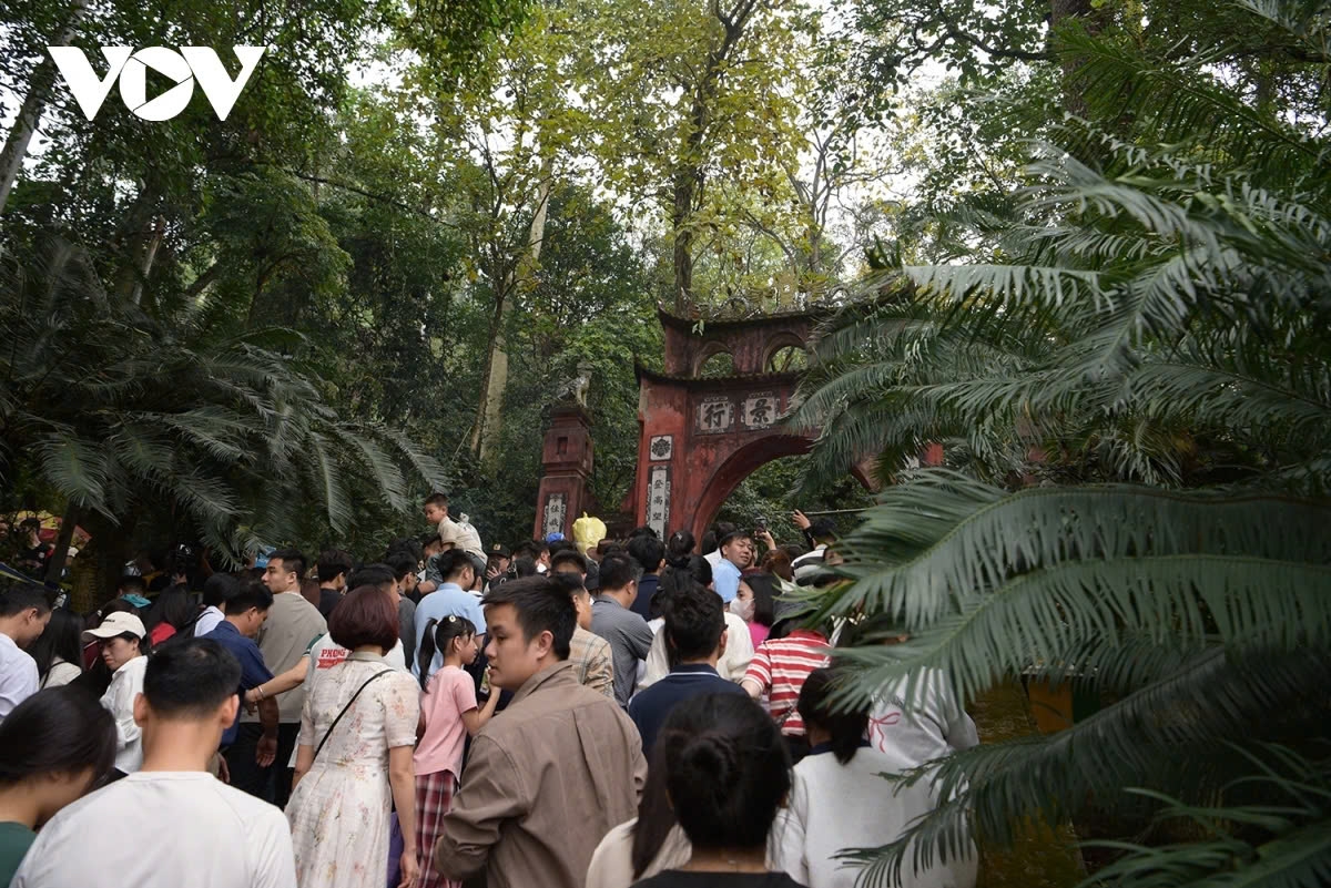 The number of visitors is expected to increase even more on the official day of commemoration that is April 7 – the 10th day of the third lunar month.