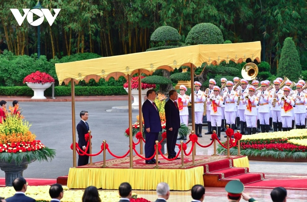 The two Pary chiefs stand on the honour podium as the military band plays the national anthems of both nations. 