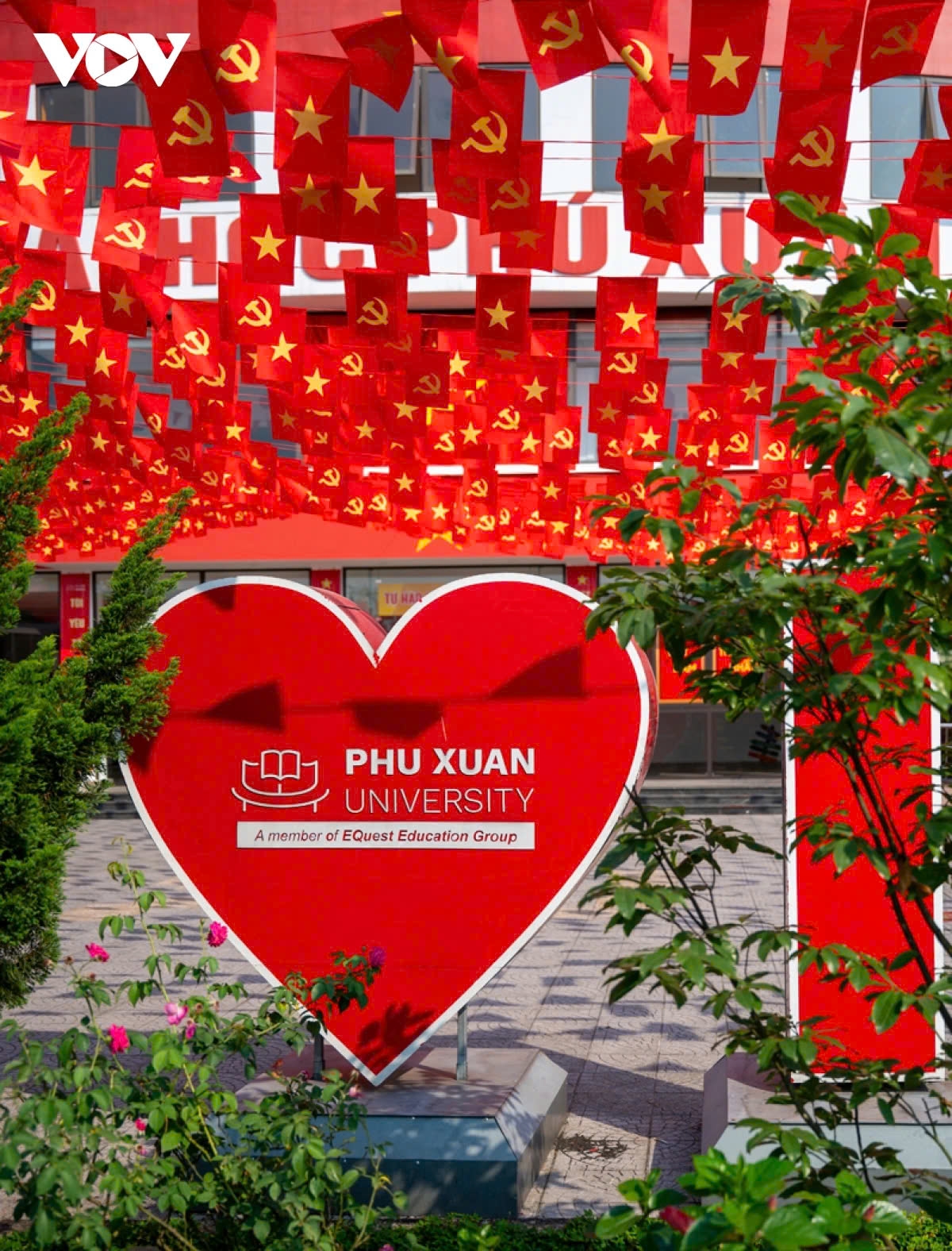 Images and videos capturing the vibrant scene of red flags at Phu Xuan University have quickly gone viral on social media. Thousands of likes, comments, and shares reflect the enthusiastic support of the online community for this meaningful initiative by the university.