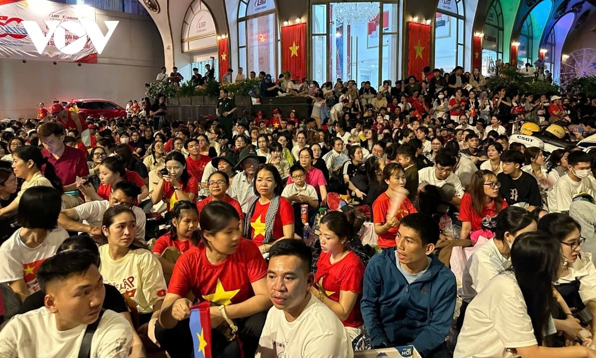 In the city center, many have to wait from the night before to secure the best spots to directly watch the parade and march-past.