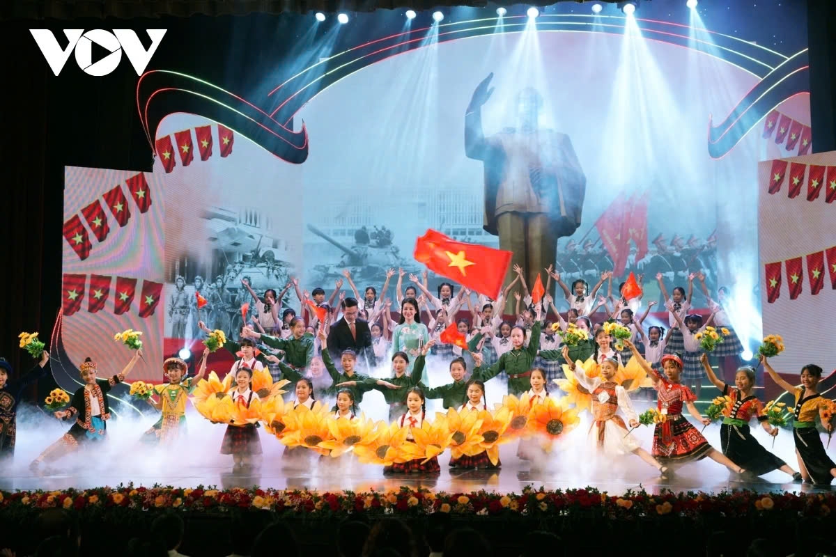 The programme recreates the heroic atmosphere of the Liberation of Saigon on April 30, 1975.