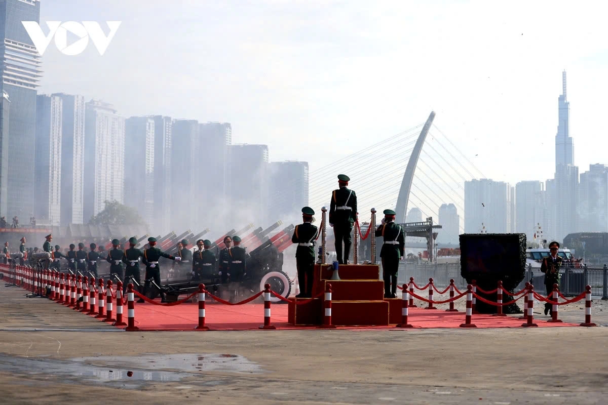 After an opening artistic performance, the delegates, guests, and marching forces participate in a flag-raising ceremony. At the same time, a ceremonial cannon salute is fired at Bach Dang Wharf, with 21 gunshots echoing to the national anthem.
