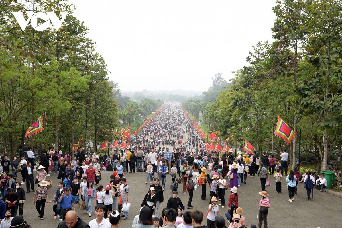 With favourable weather, groups of people from all regions of the country are making the pilgrimage to Viet Tri city dubbed the ancestral land.