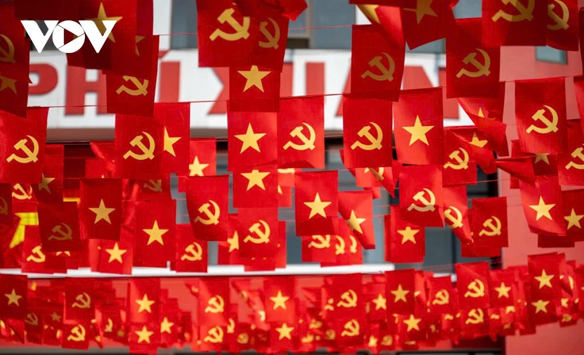 From the university gates to the lecture halls, the vibrant red of the national and Party flags fills every corner. Thousands of flags flutter in the wind, creating a scene that is both solemn and youthful, filled with national spirit.