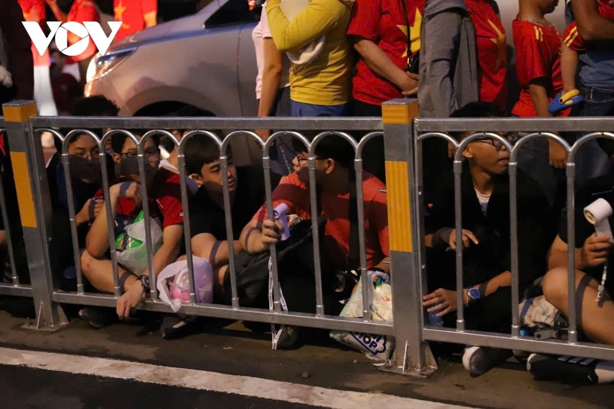 Many people bring food and drinks to keep their energy up while waiting for the parade and march-past.
