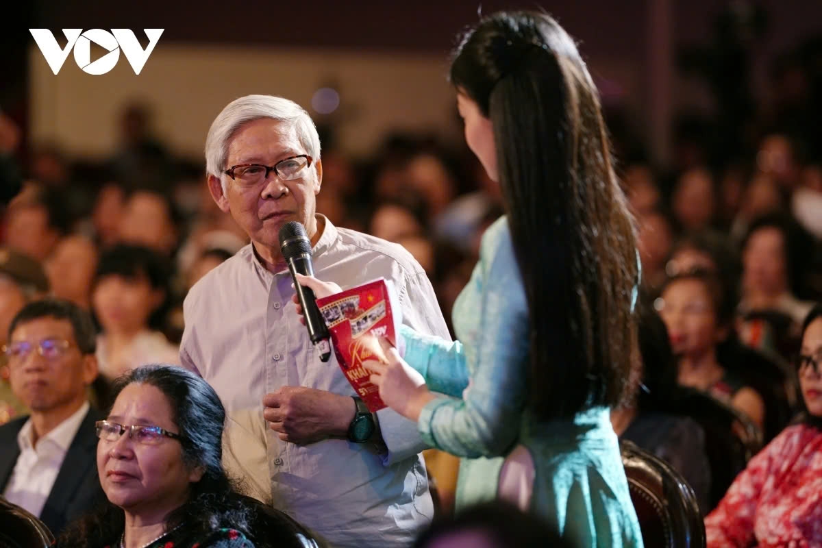 Meritorious Artist Ha Phuong, former head of the Announcers Department at VOV, one of the broadcasters on duty and a firsthand witness to the extraordinary atmosphere at the studio of VOV in Hanoi on that very historic day, April 30, 1975.