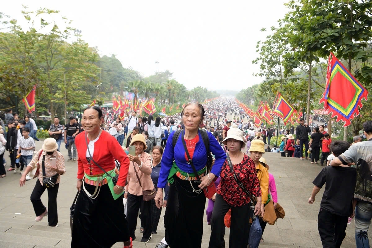 This year the Hung Kings Temple relic complex is not organizing festive activities, instead it is only welcoming visitors for ceremonial worship.