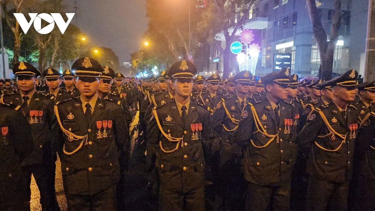 Though the weather is unfavourable, crowds eagerly line major roads and streets such as Le Duan, Nam Ky Khoi Nghia, and Pasteur, bringing raincoats, umbrellas, mobile phones, and cameras to capture these meaningful moments.