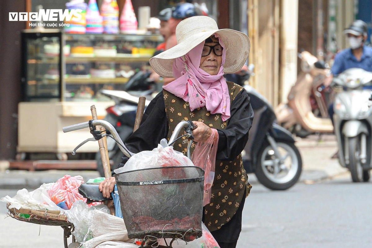 The early summer sun has taken many Hanoi residents by surprise, as they have yet to fully adapt to the sudden heat. The harsh, burning sunlight has left many feeling tired, irritable, and drained, especially when having to move around outdoors.