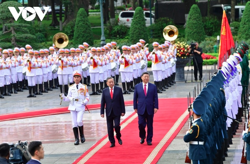 Party leader To Lam and Party General Secretary and President Xi Jinping review the guard of honour of the People's Army of Vietnam. 