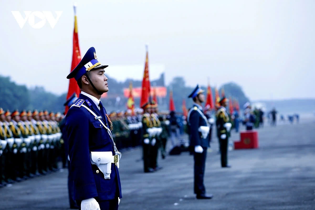 In addition to the marching formations, there are 13 standing formations representing the army, the militia and self-defence forces, and the police.
