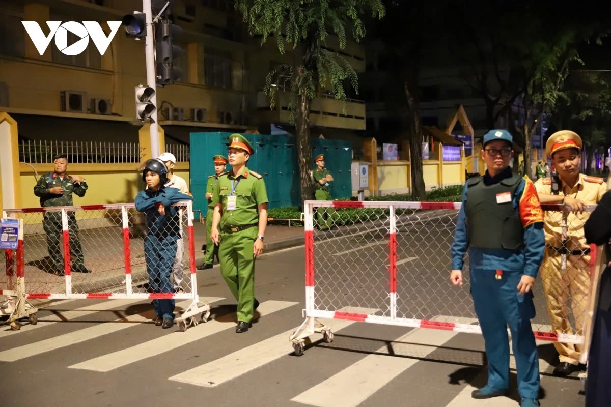 At 3A.M., relevant forces set up checkpoints to block off the streets, limiting public movement.