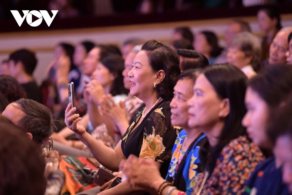 Spectators attentively watch art performances during the programme
