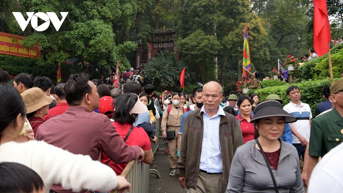 Local authorities have worked out plans to ensure security, traffic flows, and environmental sanitation during the festival. Guidance points, mobile medical stations, and volunteer youth teams are stationed throughout the area to assist visitors, with special attention given to the elderly and children.