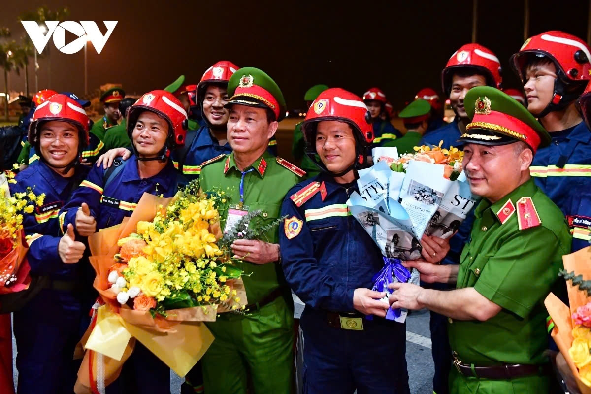 The rescue team from the Ministry of Public Security, consisting of 26 members, have directly rescued 7 people trapped under the rubble and handed them over to their families. They have also collaborated with local rescue teams to save 7 more victims.