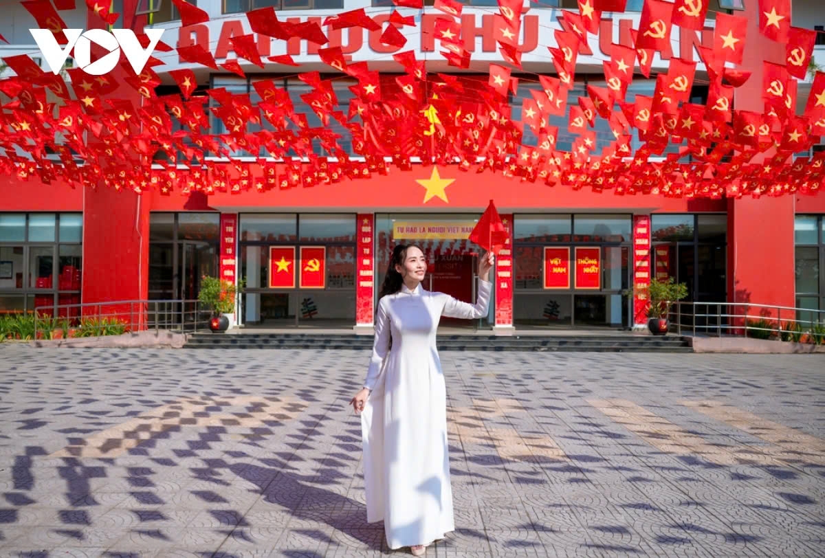 The blend of the solemn atmosphere of a major national holiday with the youthful, dynamic spirit of students has created a unique highlight during these historic April days in the former imperial city of Hue.