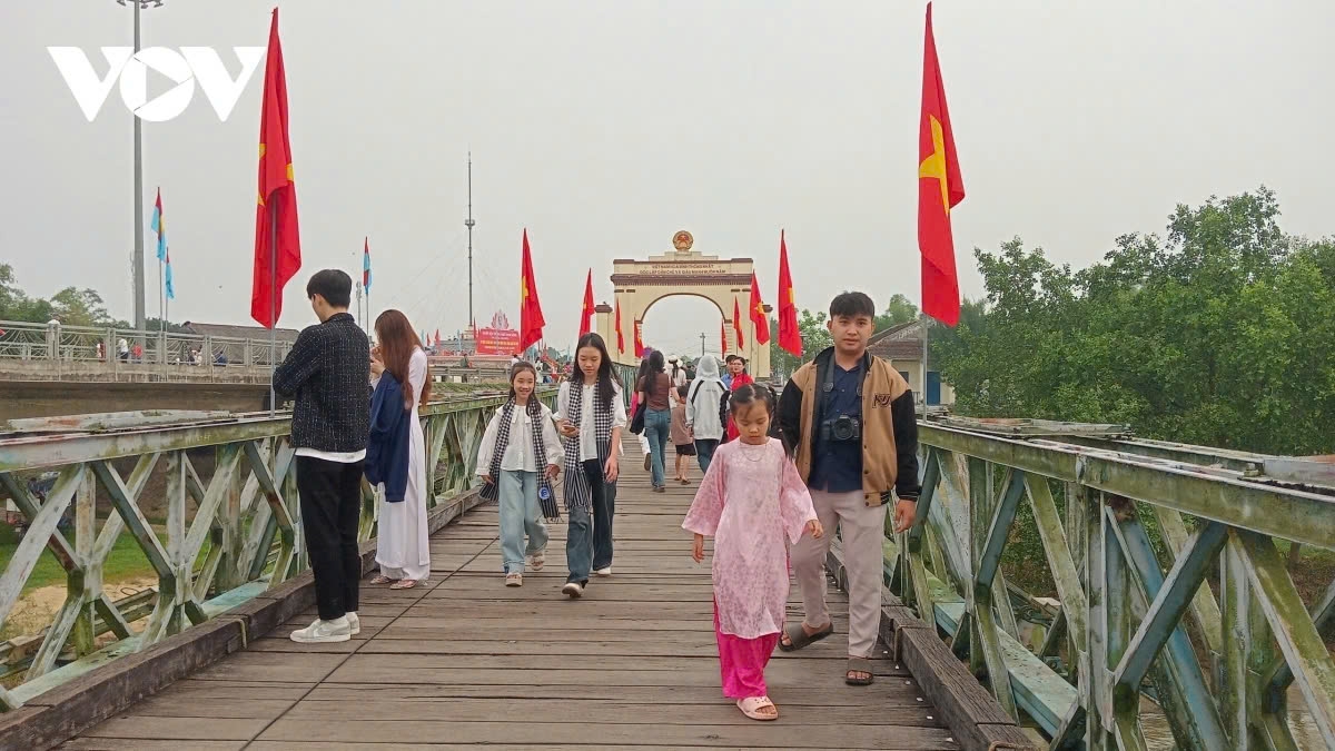 The Hien Luong Bridge, a famous historical bridge in Vietnam spanning the Ben Hai River, stands as a symbol of the country's division during the Vietnam War between 1954 and 1975.