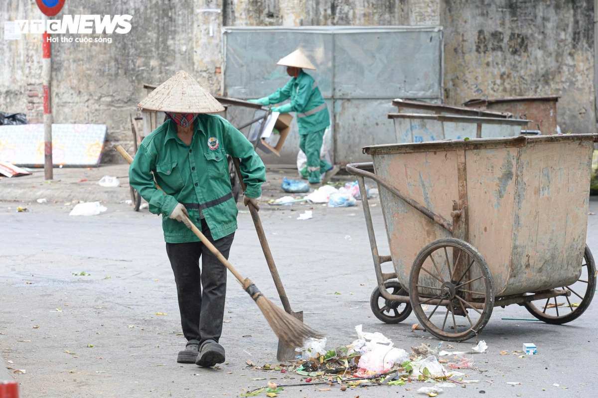 “I’m not used to this sudden heat and at my age, it’s easy to get heatstroke. If it’s already like this at the start of summer, I can’t imagine how next month will be,” shares Nga, a resident of Thanh Xuan District.
