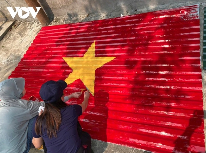 Decorating the national flag with heartfelt pride