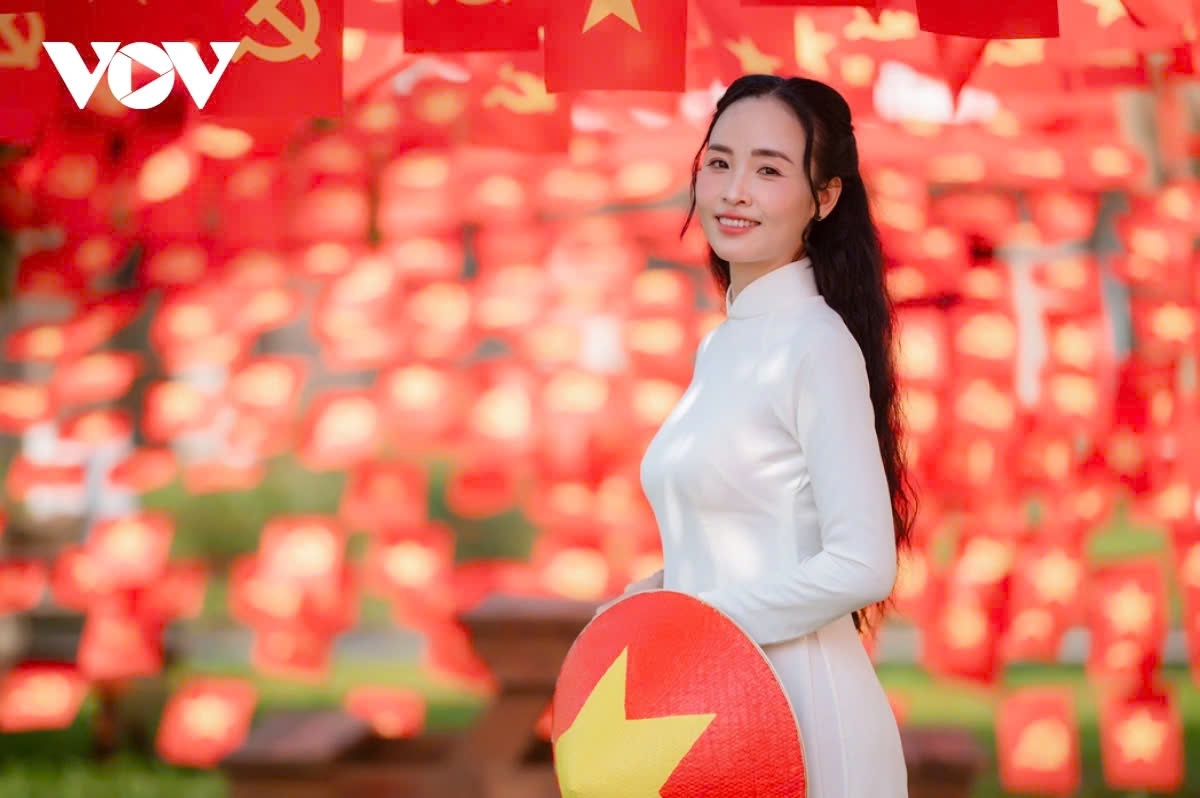 “I feel very emotional. The vibrant display of flags and flowers helps me feel the heroic spirit of these important holidays more vividly. Everyone takes lots of photos to keep the memory and share with friends, hoping to spread patriotic spirit to others,” says a visitor.