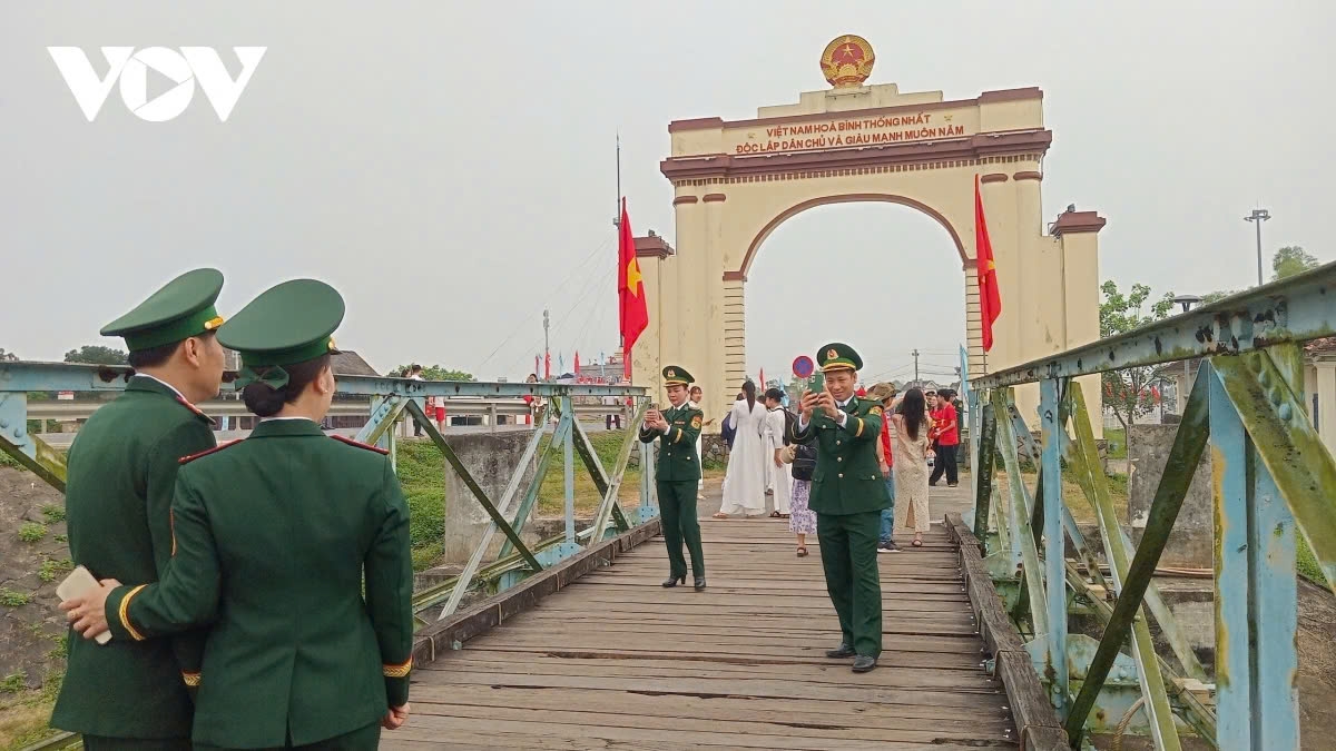 The bridge, with its war-torn history scars from the war, also stands as a testament to the efforts of both North and South in their respective struggles for reunification and independence.