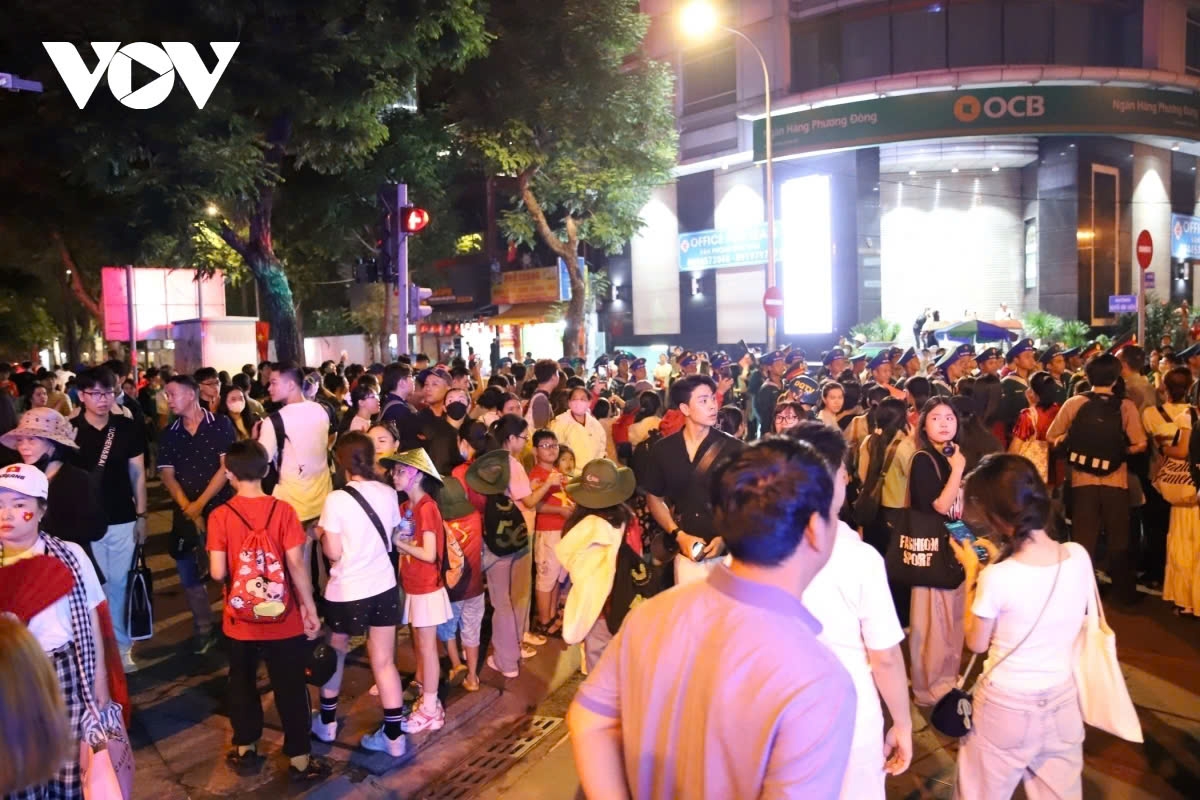All the roads leading to the checkpoint areas, such as Nguyen Binh Khiem, Tran Cao Van, Pham Ngoc Thach, Nguyen Thi Minh Khai are crowded with people standing outside at dawn.