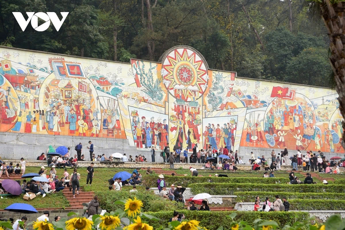 Many families prepare offerings from their hometowns, traveling hundreds of kilometers with the heartfelt wish to offer incense to the national ancestors.