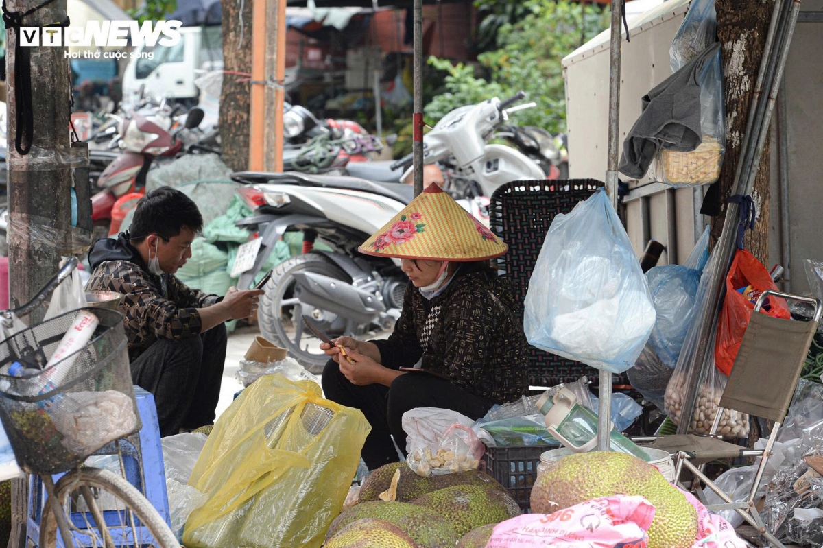 "My body is still used to the cold, so I haven’t had time to adjust. Even eating habits have changed - I’ve been feeling tired and sluggish all day," says Hong, a vendor at Ha Dong Market.