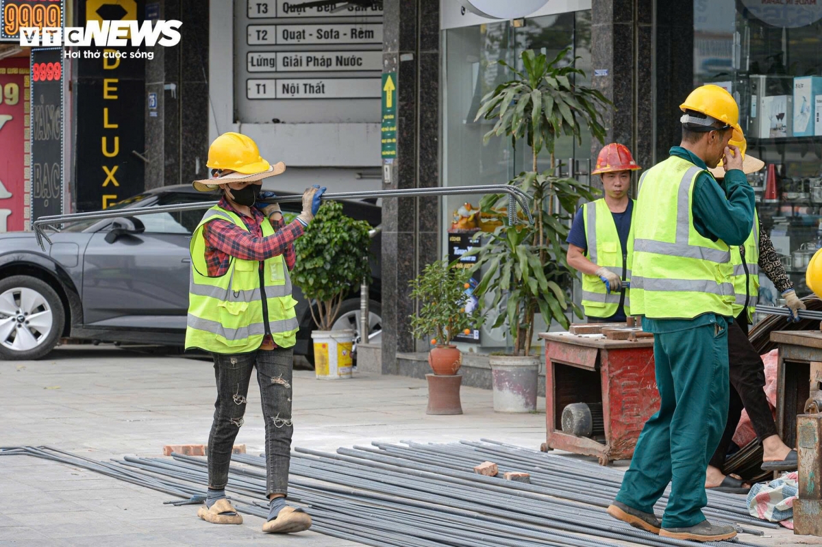 At a construction site of a high-rise building in Thanh Xuan district, a group of builders work tirelessly despite the scorching heat. Quan, 44, a construction assistant, says he has high blood pressure, and when the weather changes suddenly, it’s really dangerous.