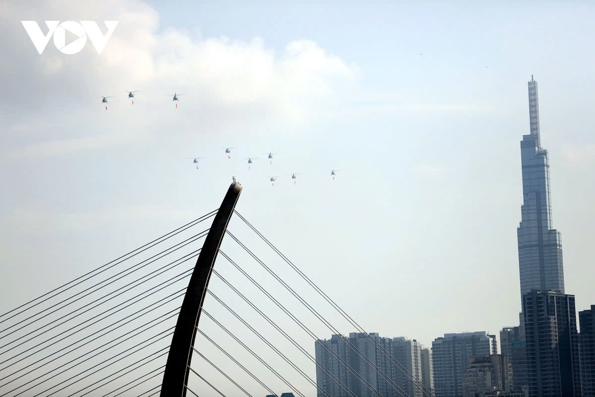In addition to the marching and procession units, the rehearsal also involves helicopter and fighter jet formations. The aerial teams take off from Bien Hoa Airport and fly to Ho Chi Minh City.
