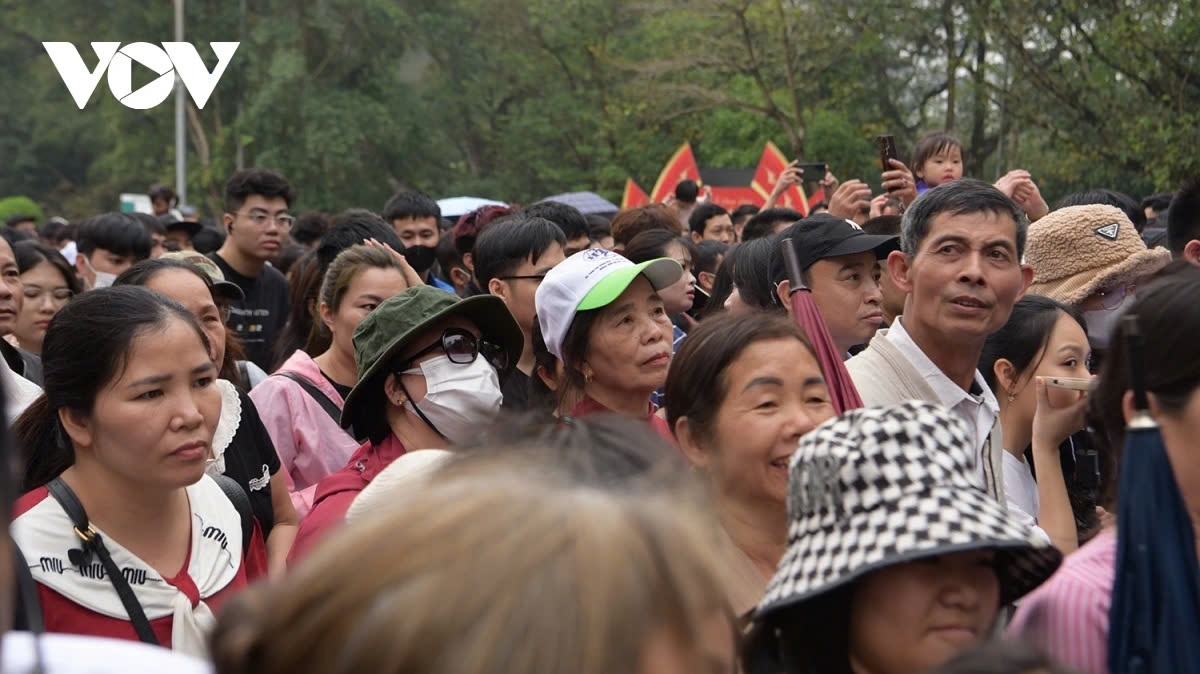 From the entrance gate into the relic complex, the crowd is packed tightly, inching forward step by step to reach the ceremonial area.
