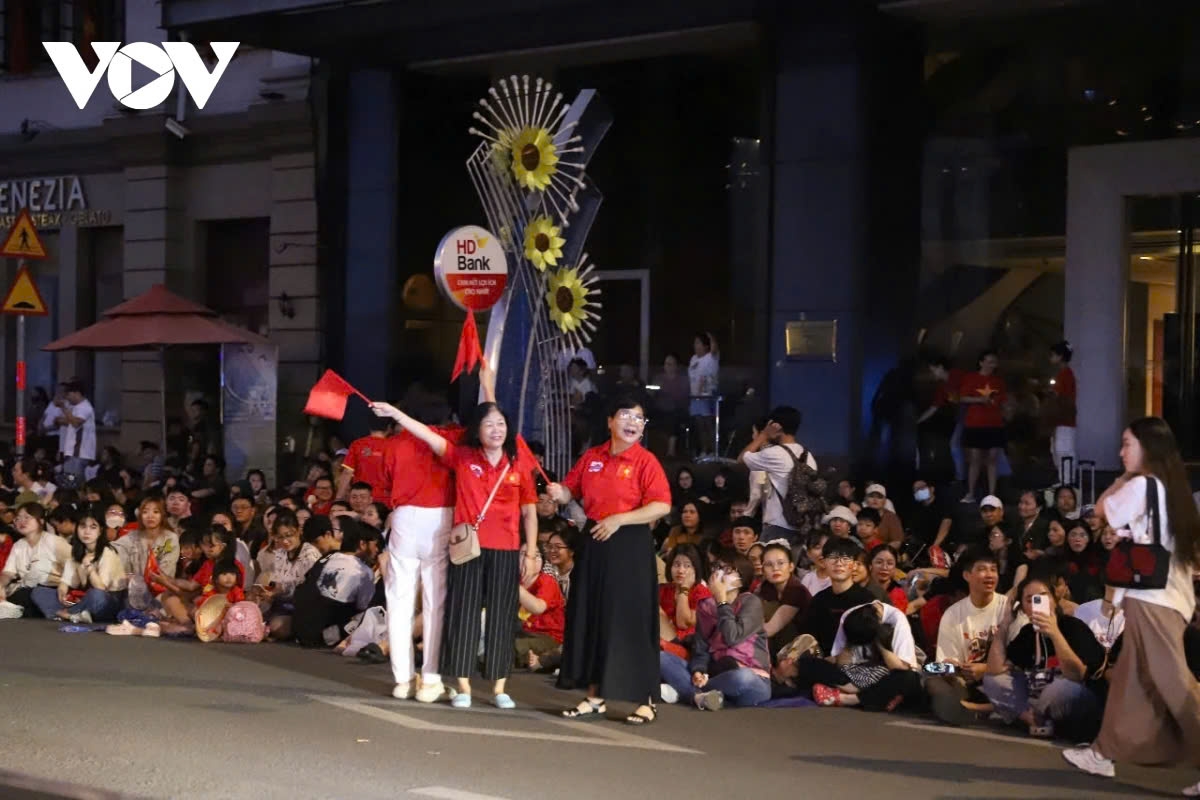 The general rehearsal attracts a large number of people from all walks of life, from young people to the elderly. Many wear red-and-yellow flag shirts and hold national flags, swelling with pride.