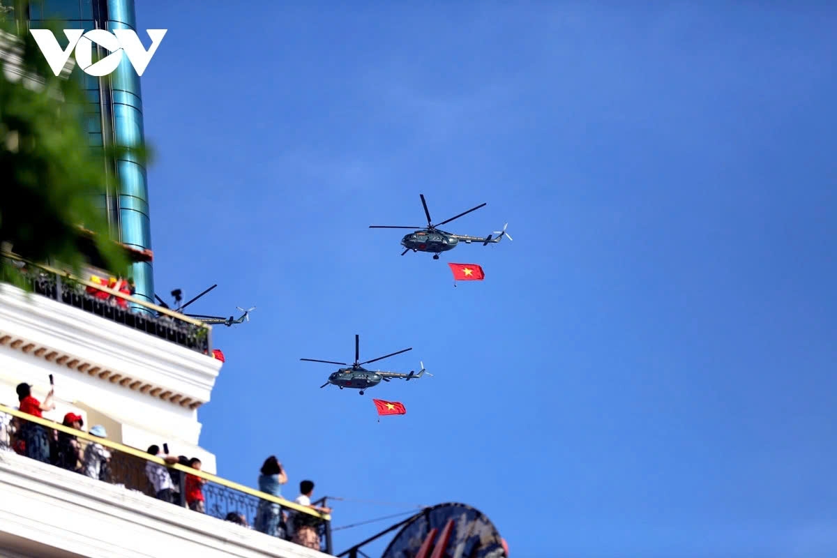 The helicopter squadron performs the task of flying the Party flag and the national flag.