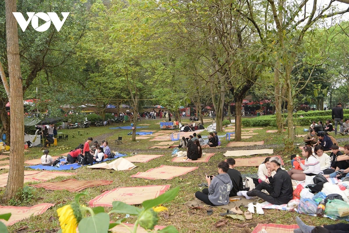 Since the festival falls during the holiday period, the number of visitors to the Hung Kings’ Temple Relic Complex has increased considerably. Services catering to tourists around the historical site are operating at full capacity.