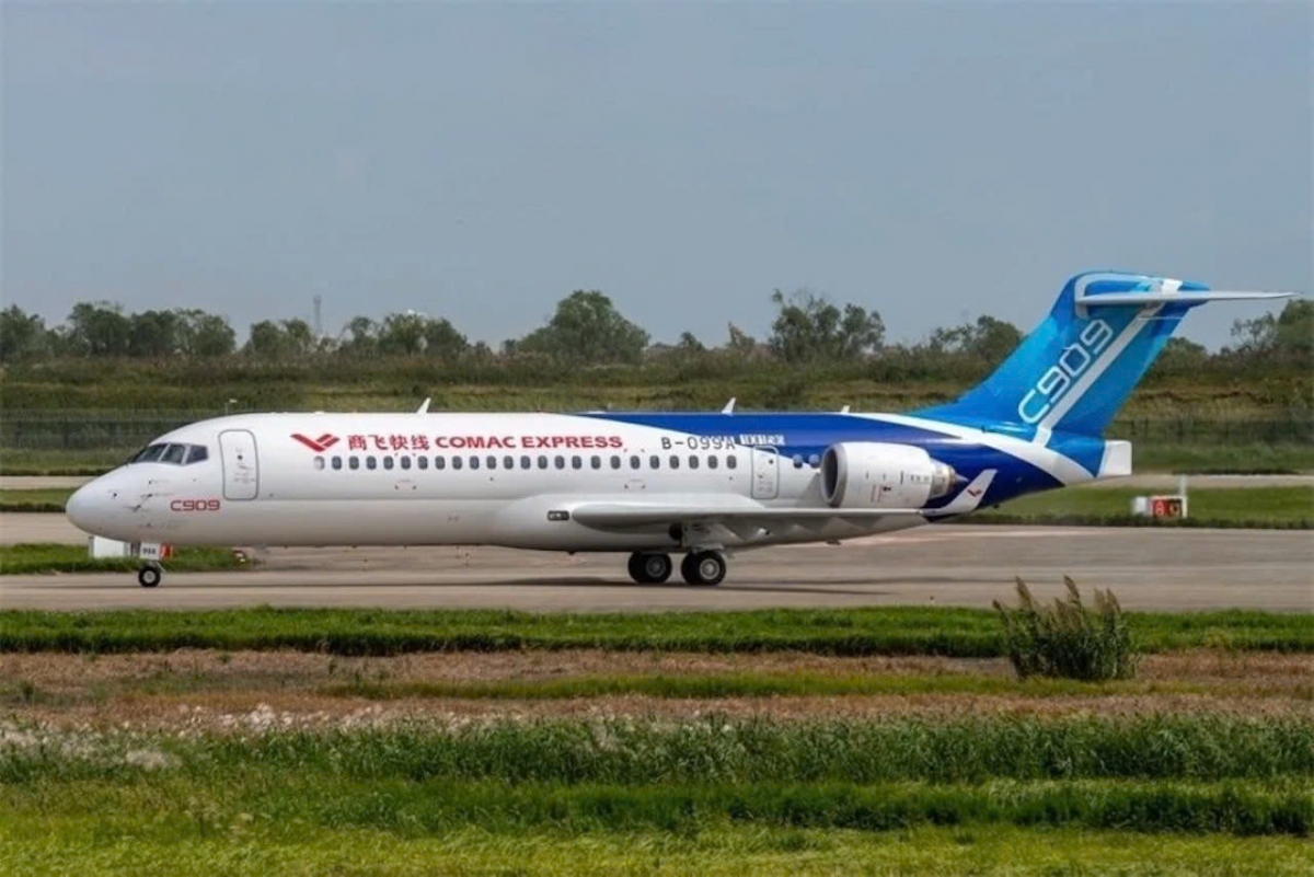A COMAC Express plane at Con Dao Airport in Southern Vietnam. (Photo: VNN)
