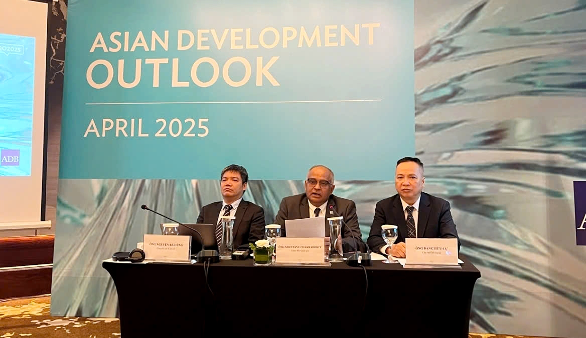 ADB Country Director for Vietnam Shantanu Chakraborty at a press briefing on the release of the Asian Development Outlook April 2025 on April 9