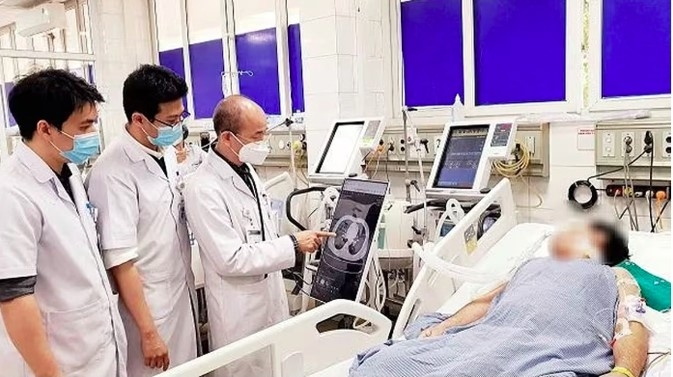 Assoc. Prof. Dr. Do Duy Cuong, Director of the National Hospital for Tropical Diseases, and doctors assess pneumonia complications in a measles patient. (Photo: Bach Mai Hospital)
