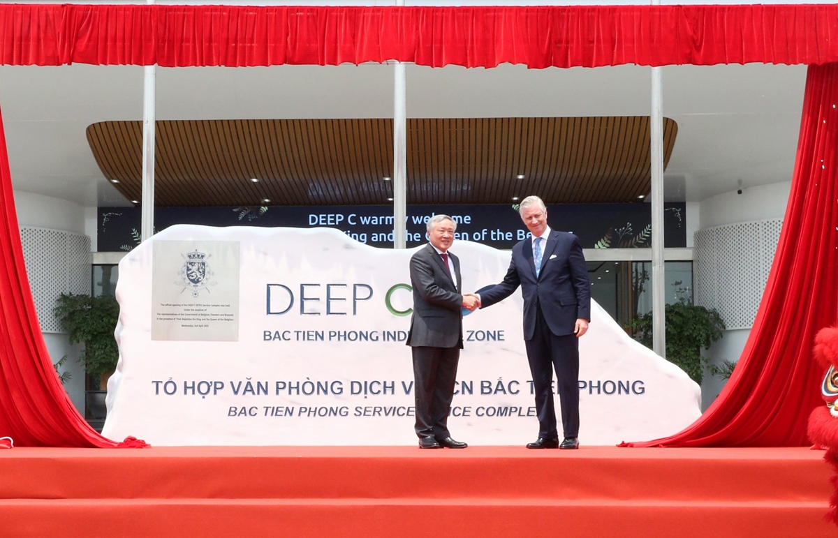 Belgian King Philippe (R) and Deputy Prime Minister Nguyen Hoa Binh inaugurate a DEEP C industrial service complex in Quang Ninh province. (Photo: VGP)