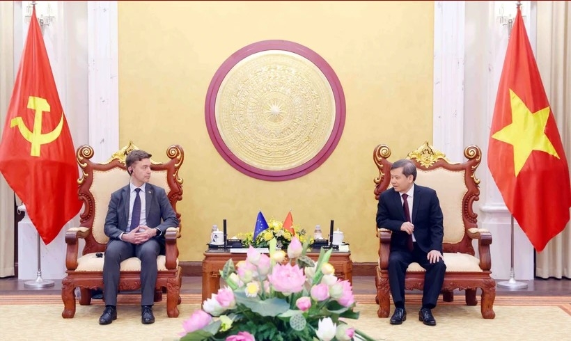 Chief Justice of the Supreme People's Court of Vietnam Le Minh Tri (right) receives EU Ambassador to Vietnam Julien Guerrier on April 18. (Photo: VNA)