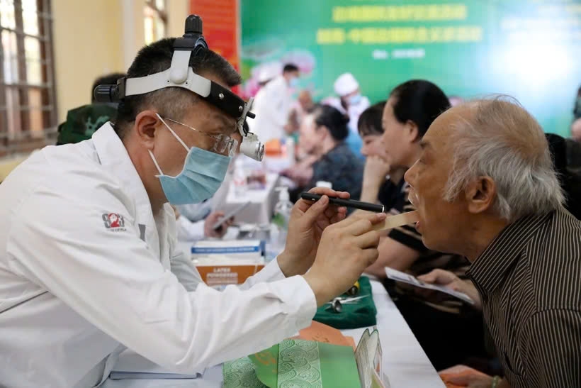 Chinese military doctors provide health check-ups for local residents in Lang Son province. (Photo: VNA)