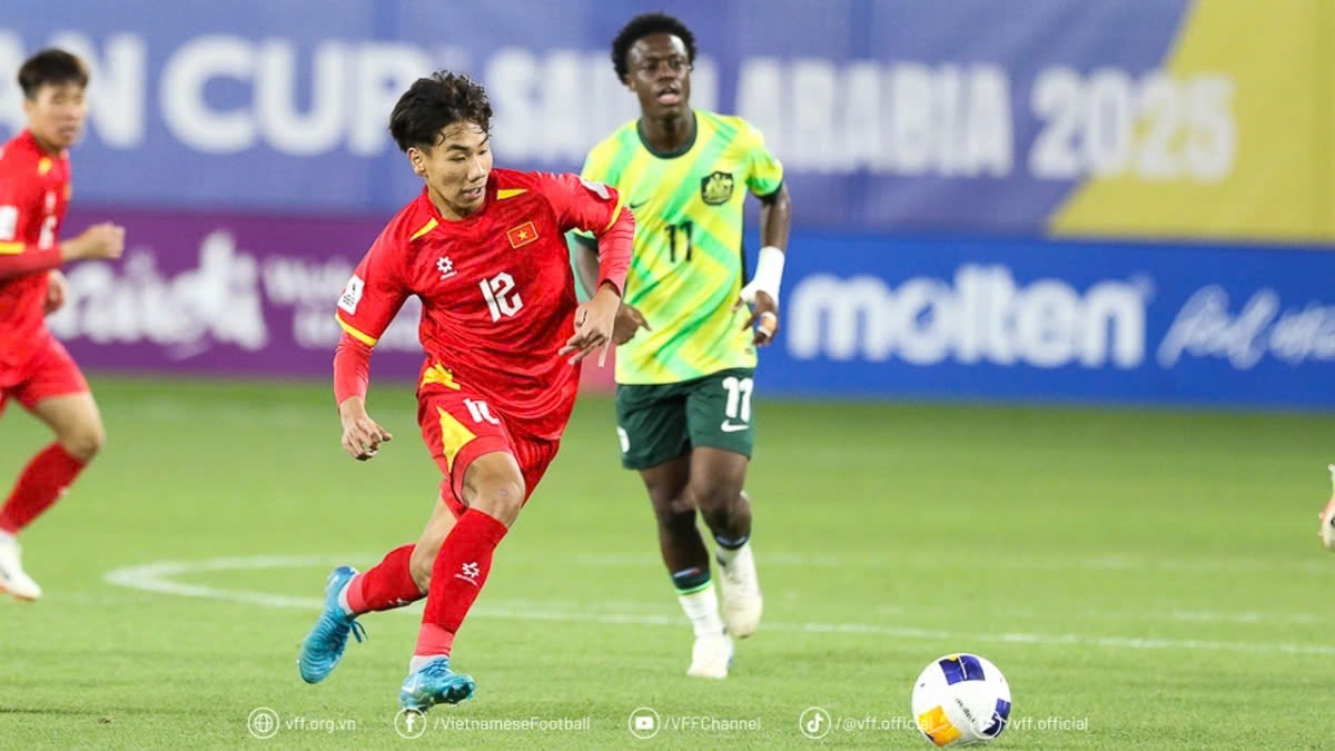 Chu Ngoc Nguyen Luc (in red jersey), who performs well at the recent 2025 AFC U17 Asian Cup, is expected to be called up for the training camp of the U17 squad. (Photo: VFF)