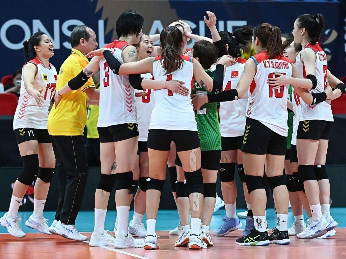 Coach Thai Quang Lai and his players celebrate their historic victory over Chinese opponents Beijing, securing a place in the final of the Asian Volleyball Confederation (AVC) Champions League 2025 and also a ticket to the FIVB Women’s Volleyball Club Championship. (Photo: PREMIERLEAGUE)