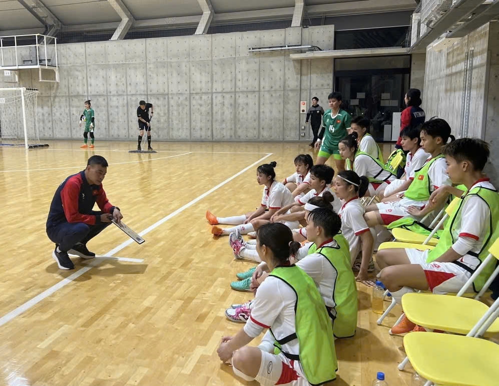 Coach Nguyen Dinh Hoang and his players during their training camp in Japan. (Photo: VFF)