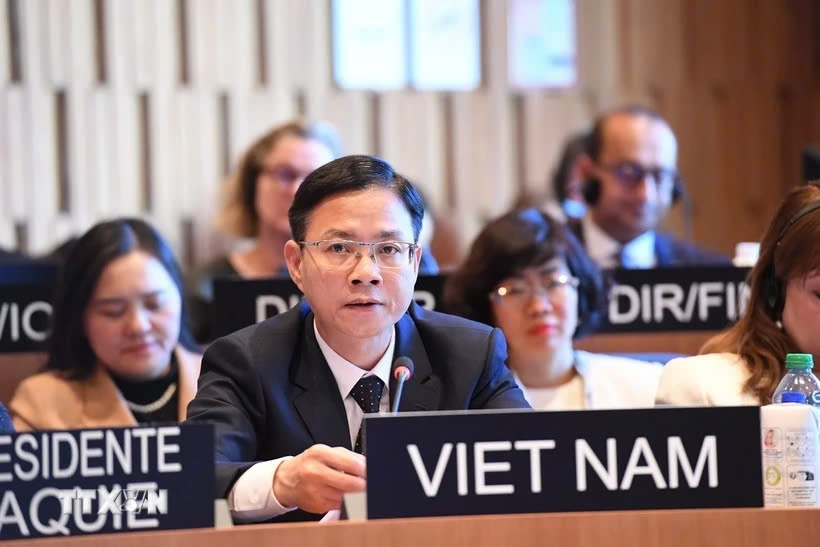 Deputy Foreign Minister Ngo Le Van speaks at the opening ceremony of the 221st session of the UNESCO Executive Board in Paris on April 7. (Photo: VNA)