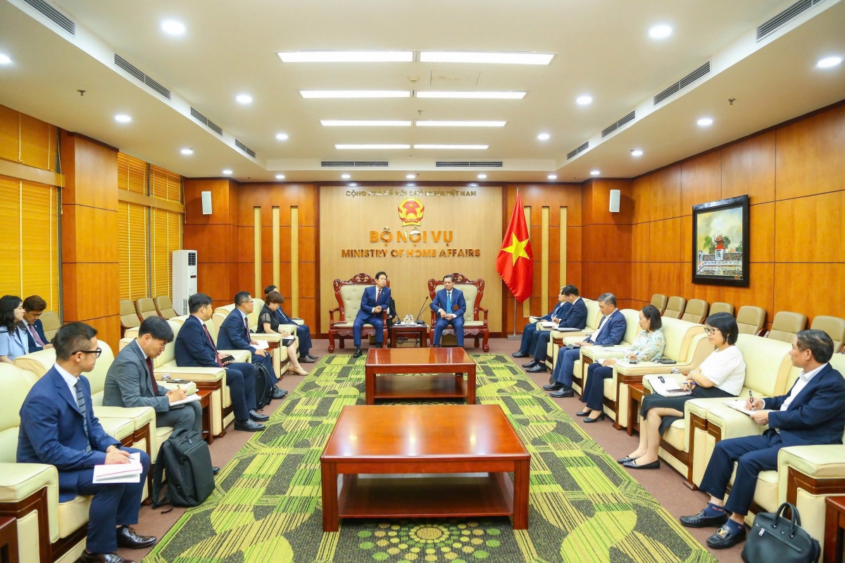 Deputy Minister of the Ministry of Home Affairs Nguyen Ba Hoan and An Hyo-dae, Vice Mayor for Economic Affairs of Ulsan City, during their recent meeting in Hanoi. (Photo: Ministry of Home Affairs)