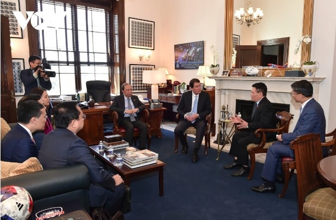 Deputy PM Ho Duc Phoc meets with Senator Bill Hagerty at his office in Tennessee.