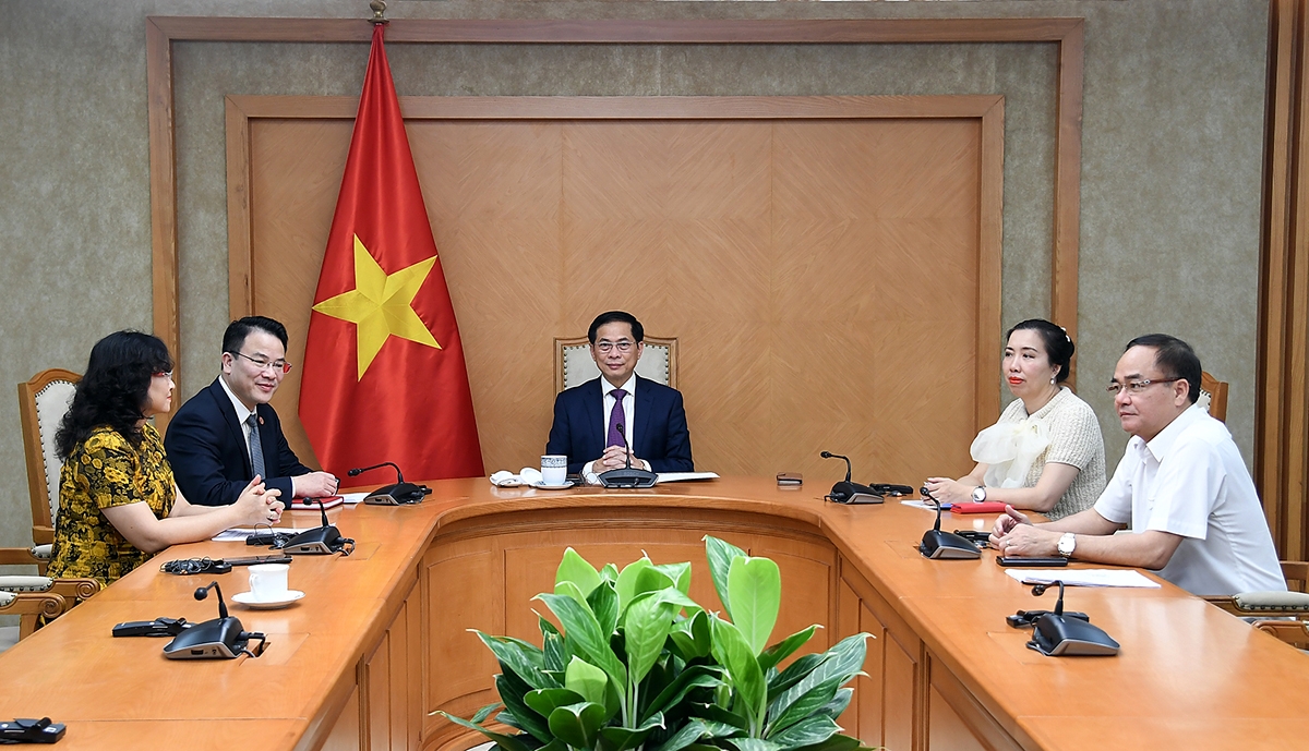 Deputy Prime Minister Bui Thanh Son (C) during his phone call to European Commission Vice President and EU High Representative for Foreign Affairs and Security Policy Kaja Kallas on April 15. (Photo: VGP)