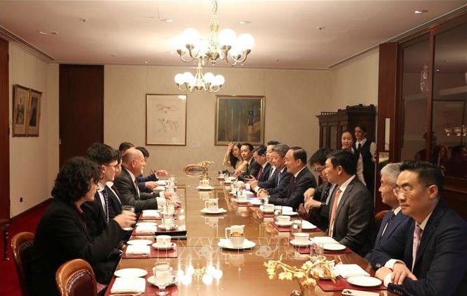 Deputy Secretary of the Hanoi Party Committee and Chairman of  the Hanoi People's Council Nguyen Ngoc Tuan meets with Deputy Speaker of New South Wales Legislative Council Rodney John Roberts. (Photo:VNA)